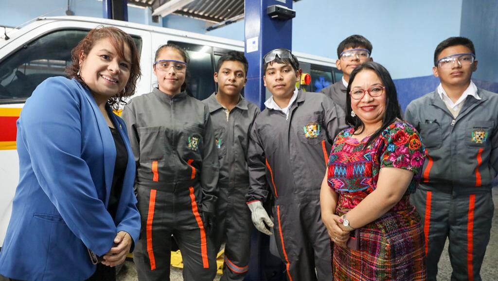 Entregan equipo a institutos nacionales de capacitación técnica