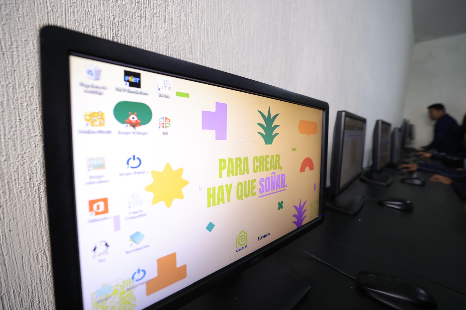 Más de mil 600 estudiantes de Quetzaltenango son beneficiados con tecnología en el aula