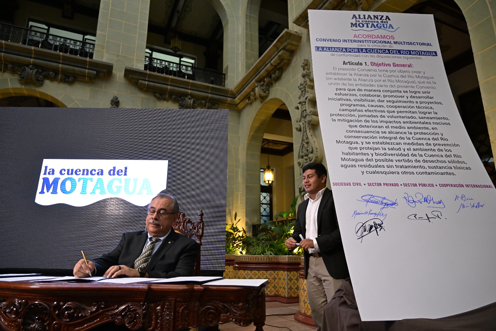 Firma de la alianza por la cuenca del Motagua. /Foto: Álvaro Interiano