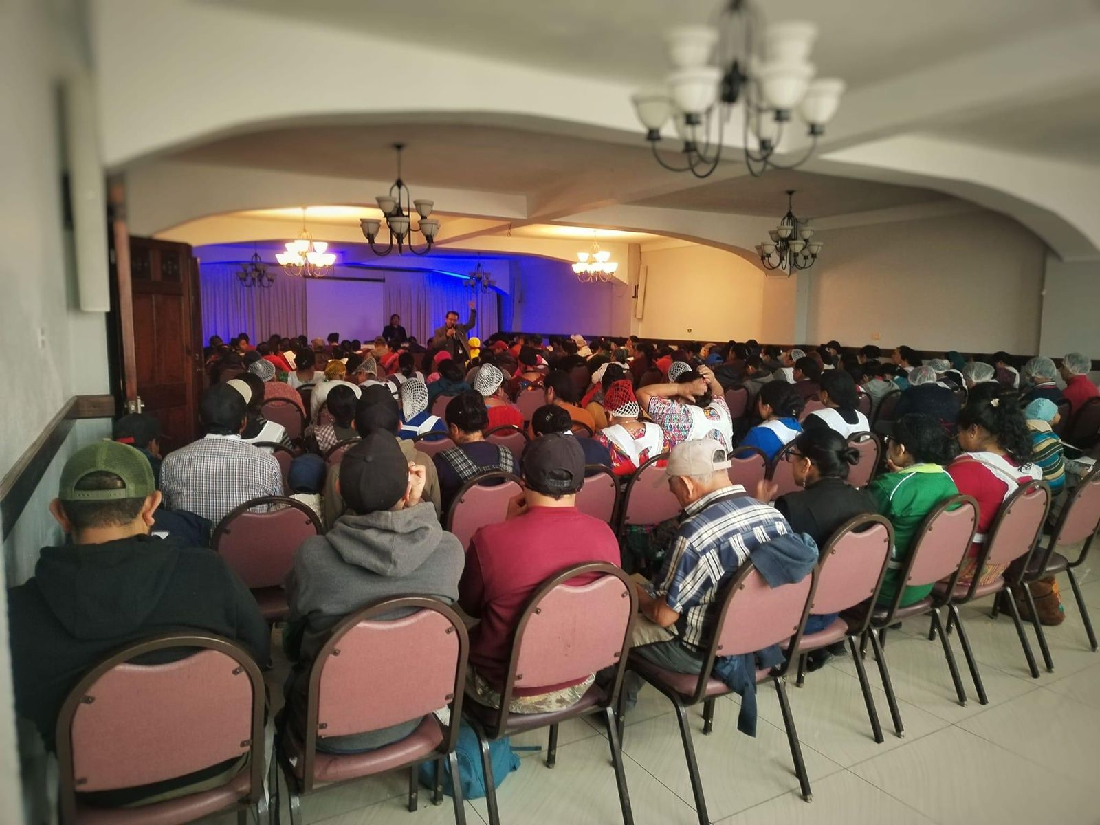 Capacitan a vendedores en el marco de la feria patronal de Totonicapán