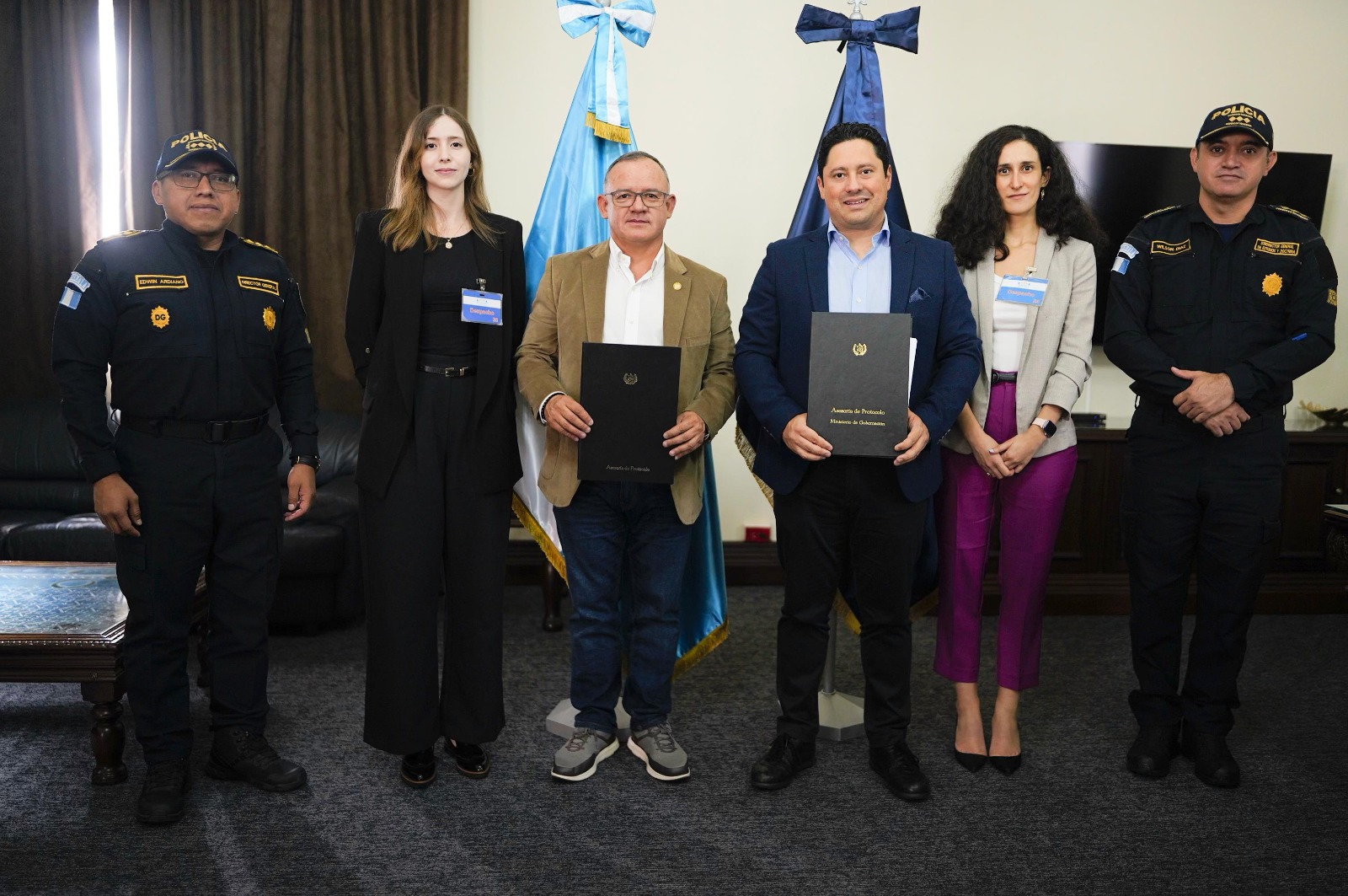 Mingob firma proyecto de estudio para agentes de la PNC