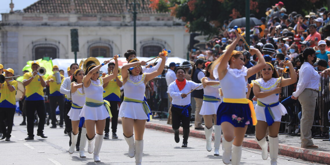 Desfile cívico escolar conmemora los 202 años de independencia de Guatemala
