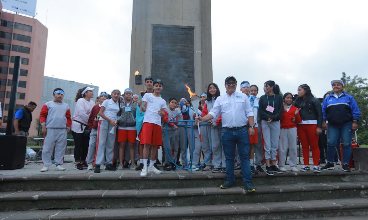 Encienden fuego patrio en la Plaza del Obelisco