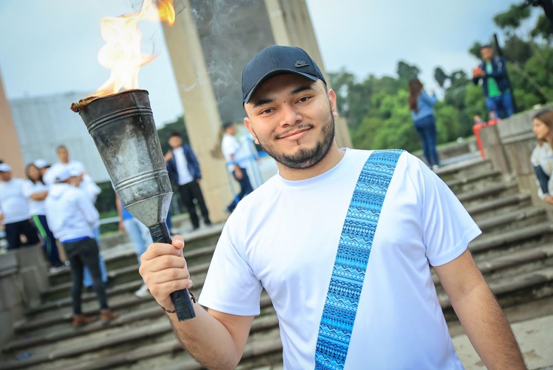 Ciudadanos acuden con fervor ante el fuego patrio en Plaza del Obelisco
