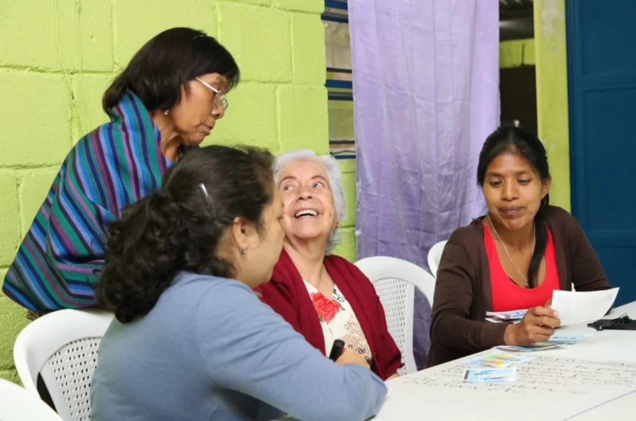 Dan seguimiento a estrategias en favor de la mujer