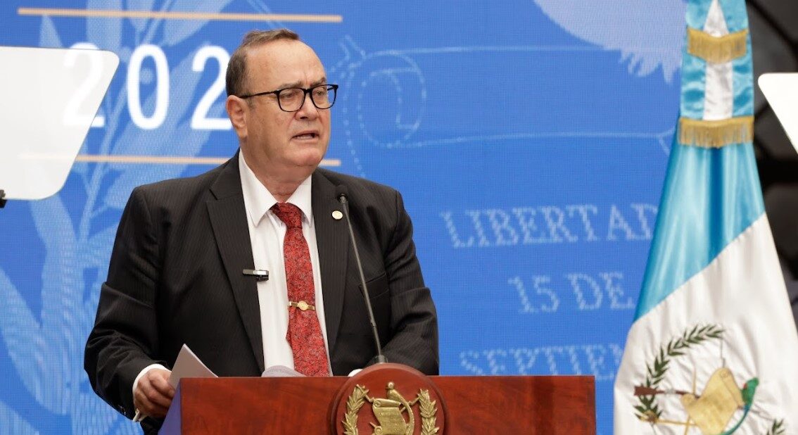 En su discurso, el presidente Giammattei reiteró que se habilitarán oficinas para el equipo designado por el binomio electo. / Foto: SCSP.