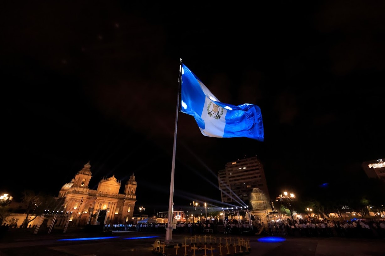Frente al Palacio Nacional de la Cultura, se izó la bandera de Guatemala. / Foto: Gilber García.