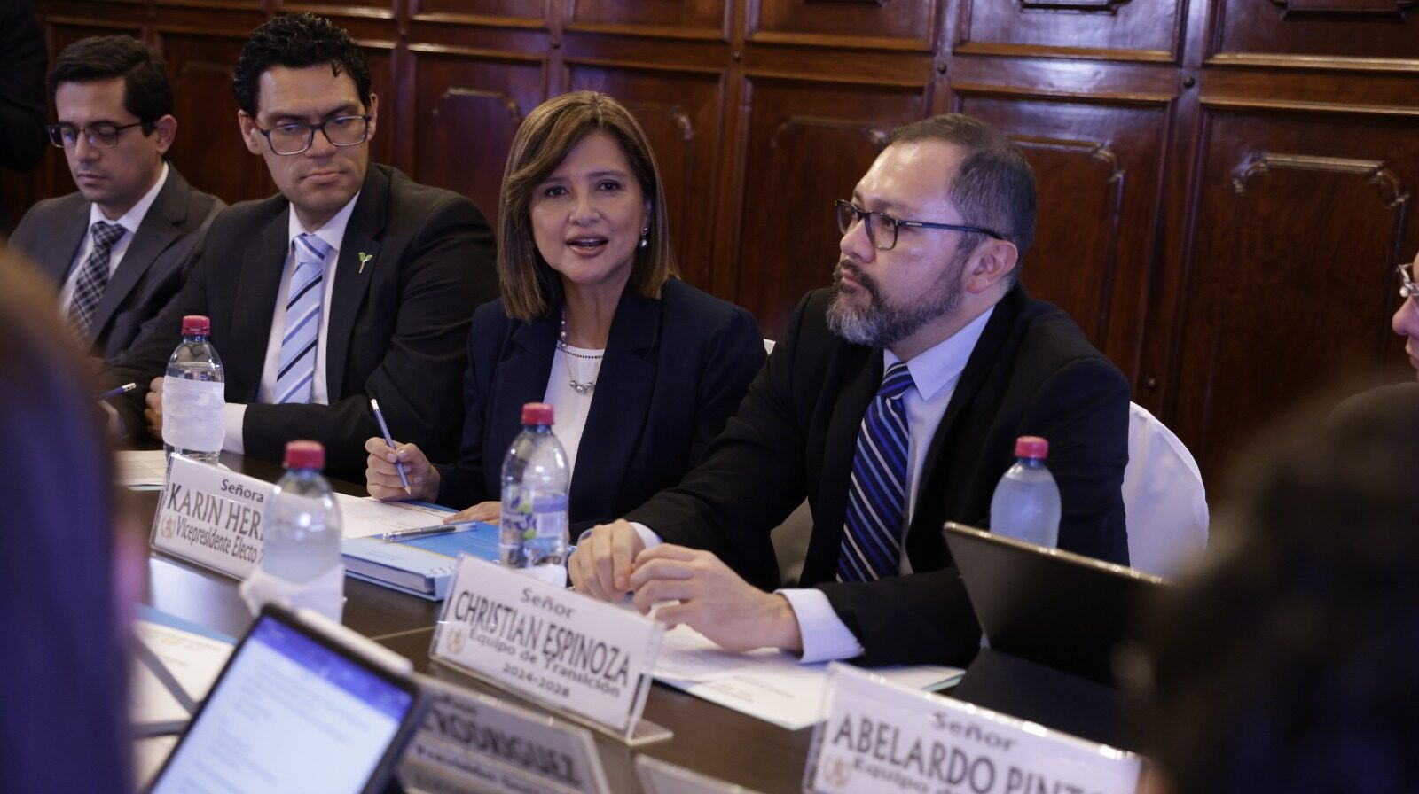 Autoridades del Ejecutivo se reunieron con el binomio electo para retomar el proceso de transición. /Foto: Noé Pérez