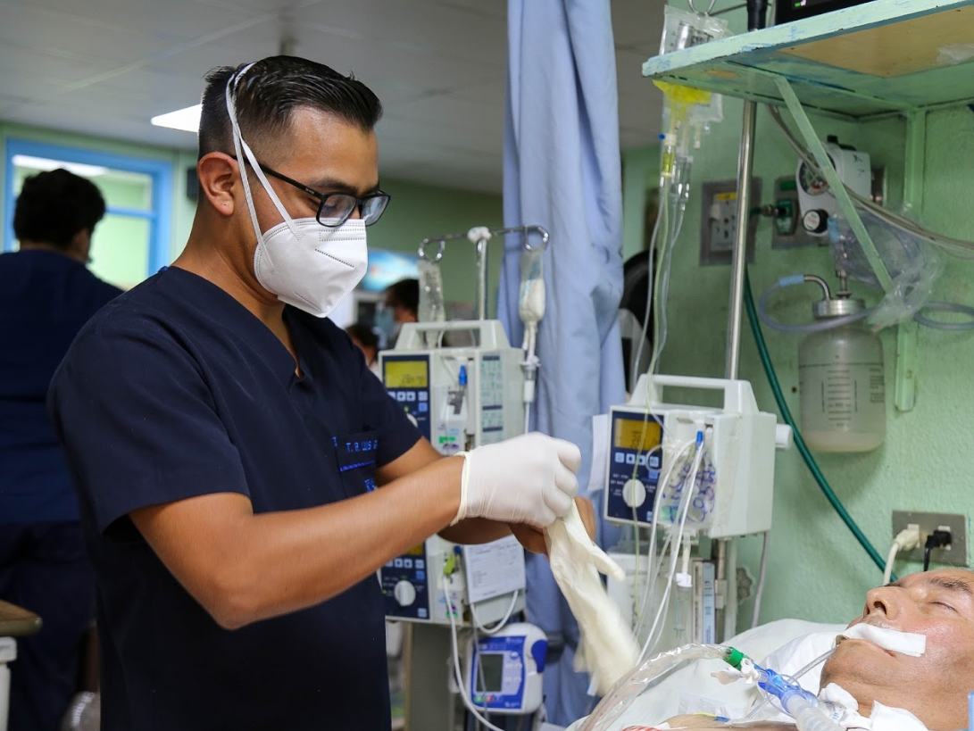 Terapia respiratoria en el Hospital Regional de Occidente. / Foto: MSPAS.