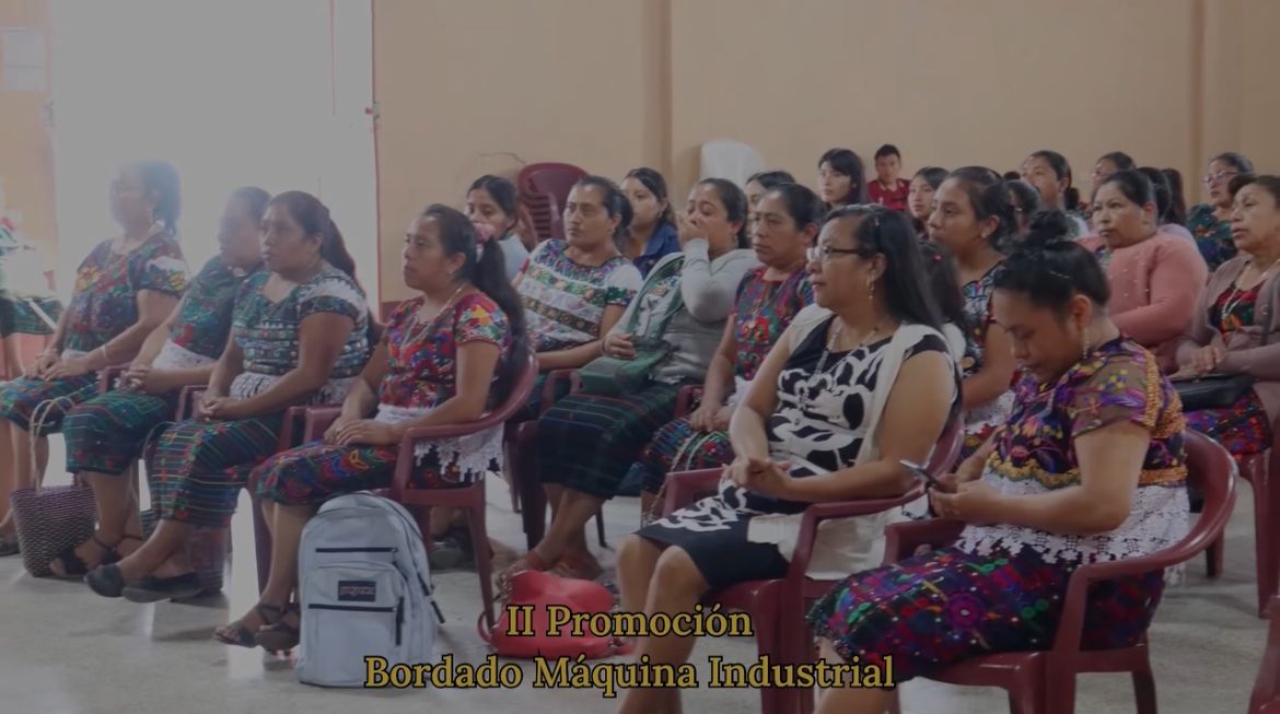 Mujeres finalizan curso de bordado en máquina industrial