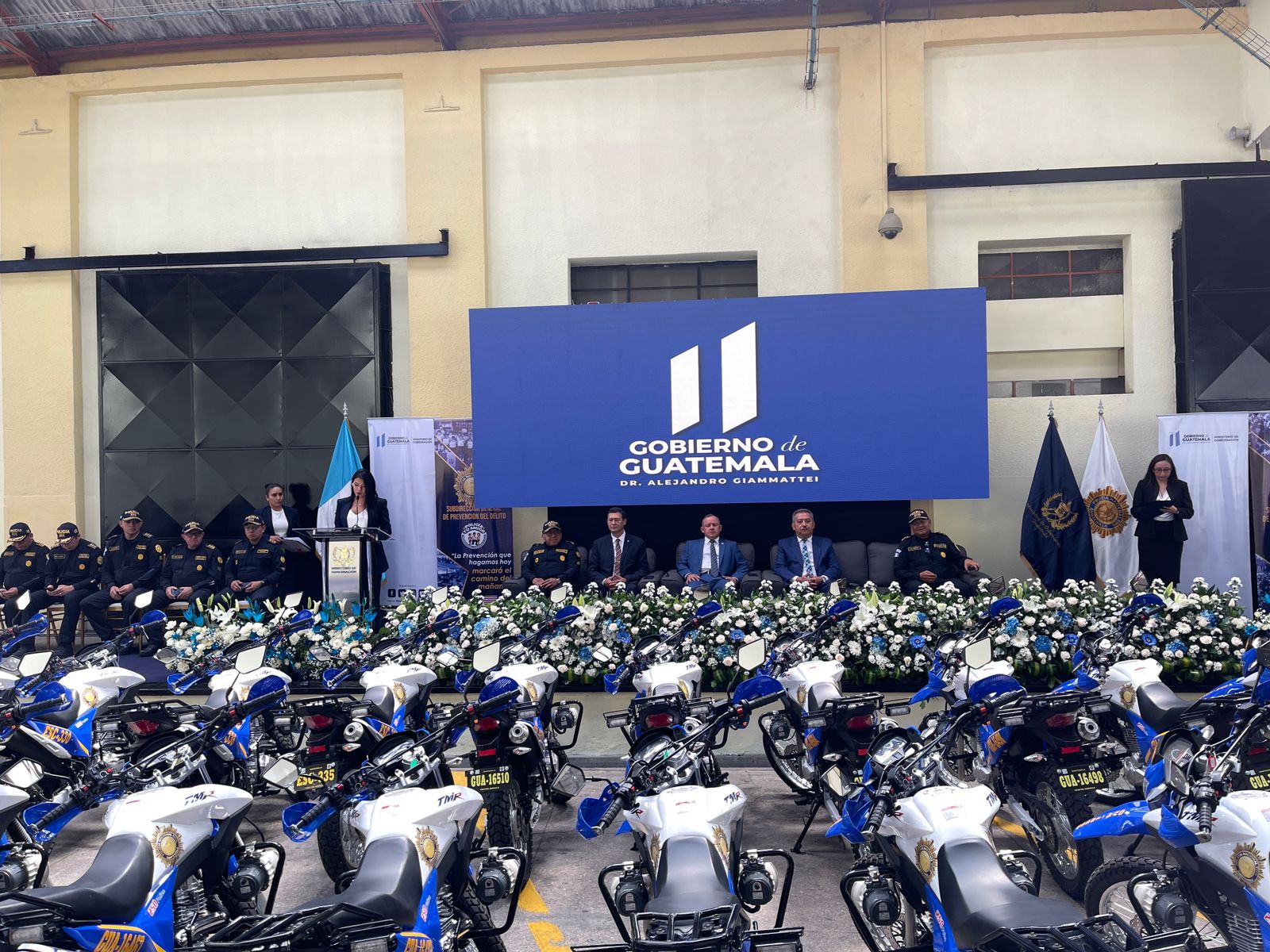 Gobierno de Guatemala entrega 500 motocicletas y equipos biométricos a la PNC