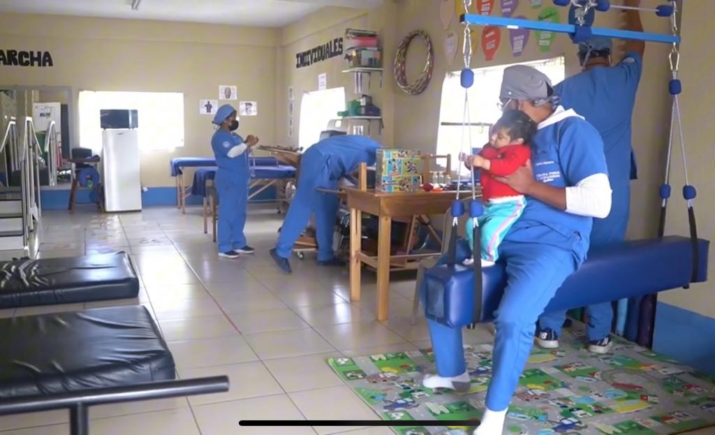 Mantienen atención gratuita en el área de fisioterapia del centro de Salud de Totonicapán
