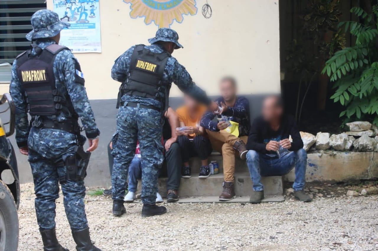 Detienen a presunto coyote y asisten a migrantes en Petén