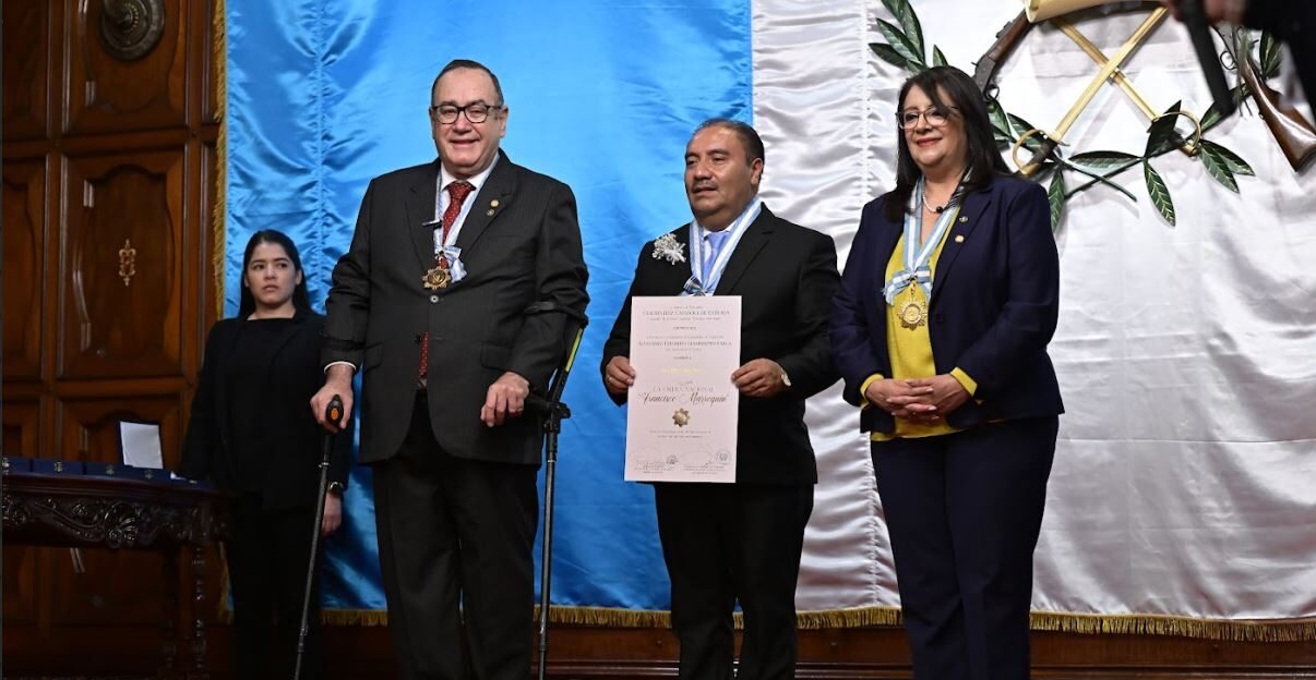 Docentes destacados son condecorados con la Orden Francisco Marroquín