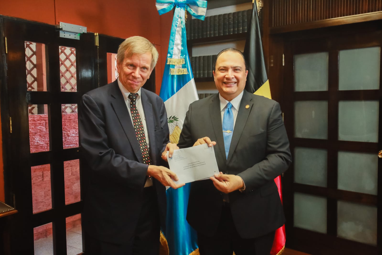 Canciller recibe copias de estilo de embajadores de Bélgica y Australia