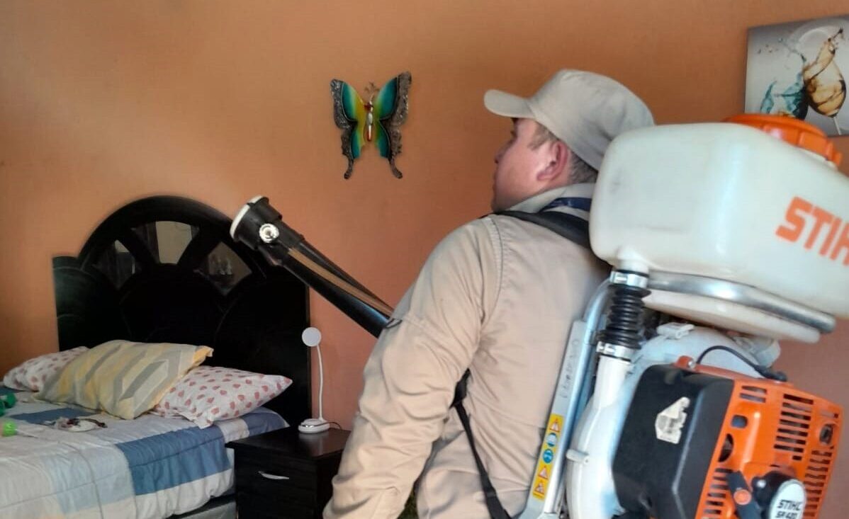 Salubristas desarrollan fumigaciones para prevenir el dengue. /Foto: MSPAS