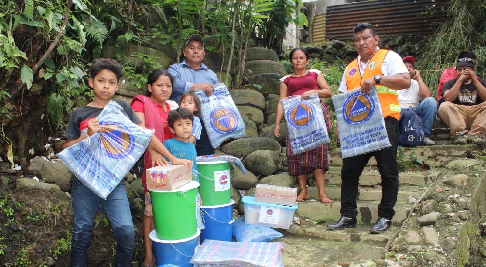 Entrega de ayuda humanitaria a familias afectadas por inundaciones en sectores Ixcán y Las Flores, cantón La Libertad, San Bernardino, Suchitepéquez.