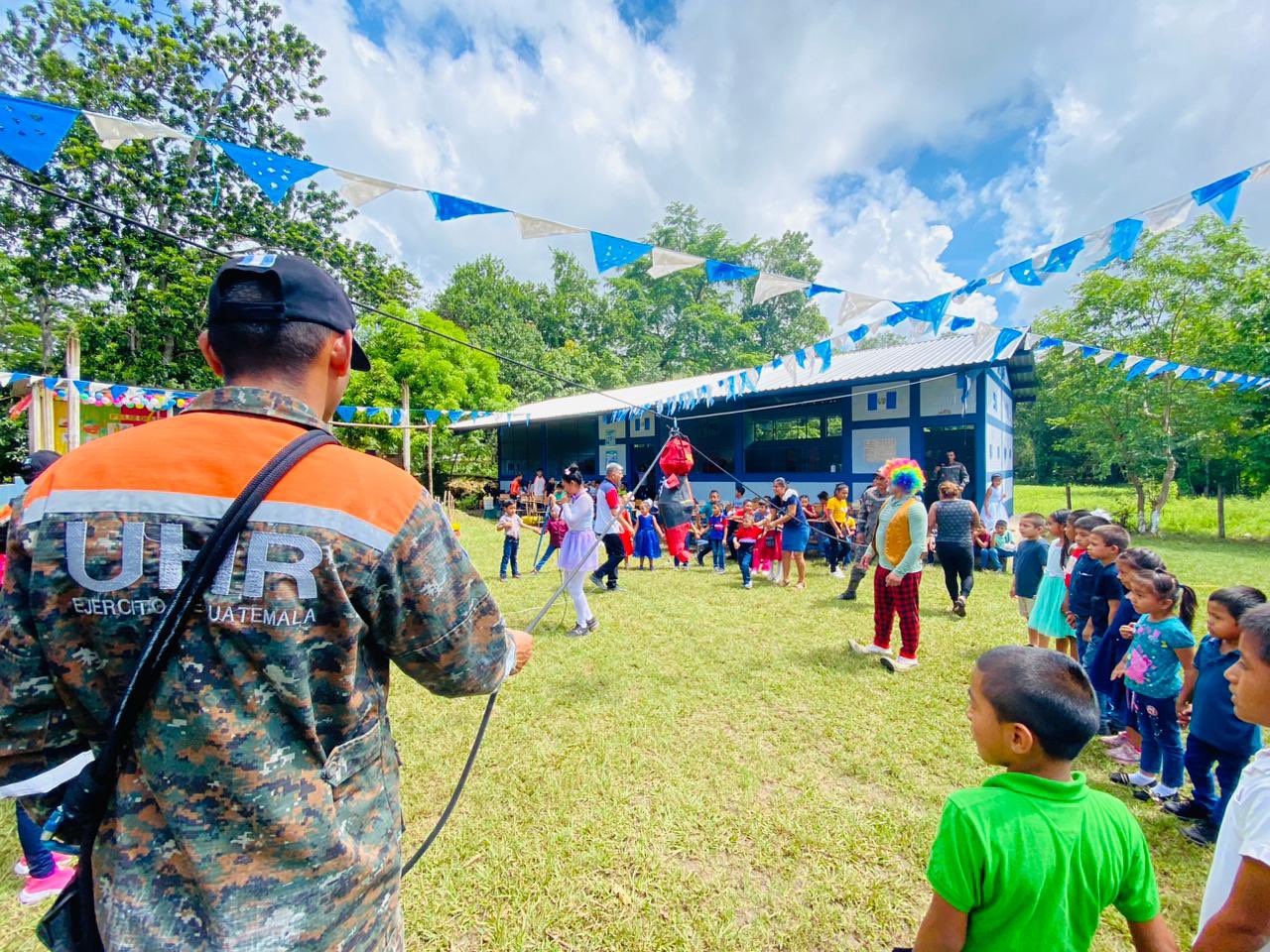 Ejército de Guatemala celebra el Día del Niño con actividades lúdicas en Petén