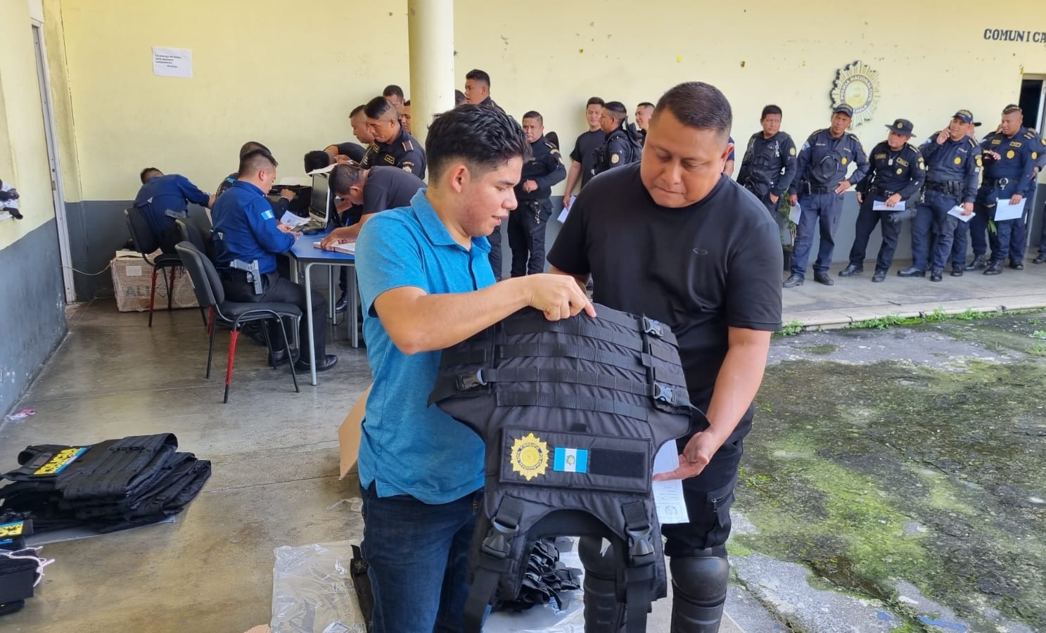 Entregan 300 chalecos antibalas para agentes de la PNC en Escuintla