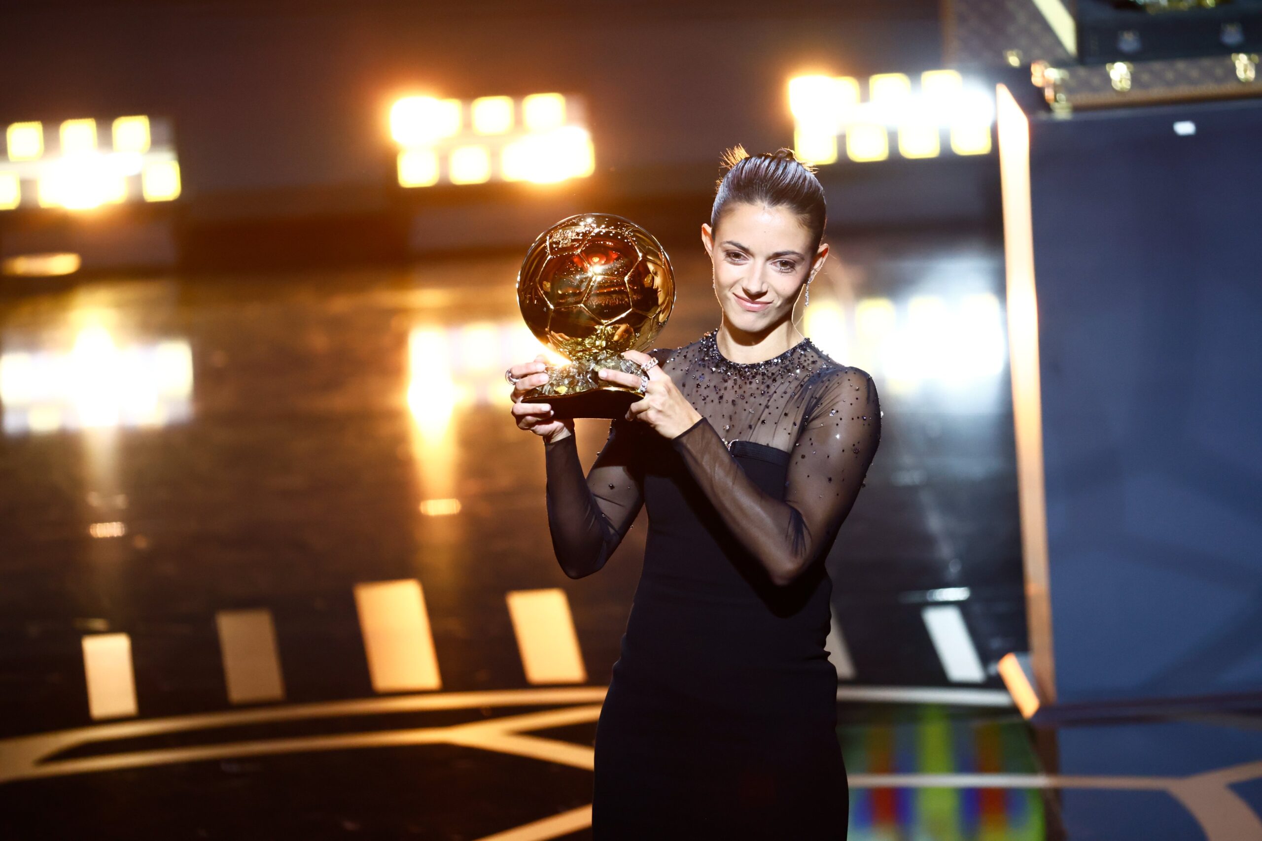Aitana Bonmatí logra el Balón de Oro y sucede a su compañera Alexia Putellas