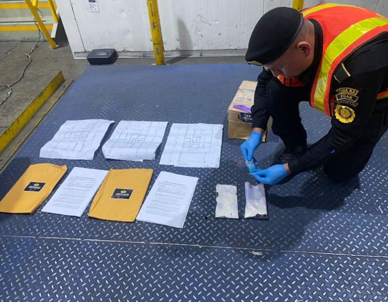 Agentes antinarcóticos con apoyo del binomio K-9 localizan droga en el AILA