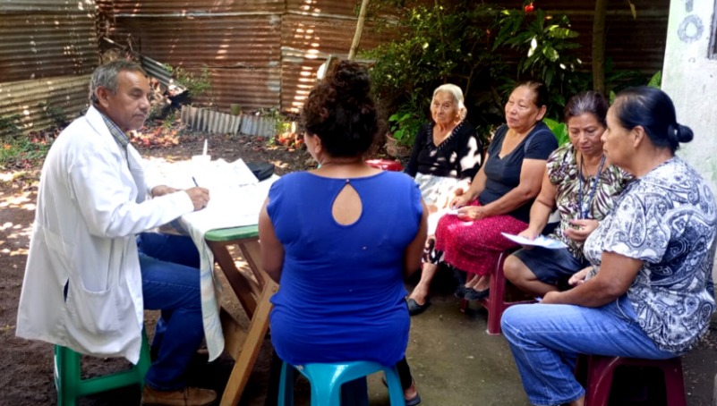Brindan servicios de salud a vecinos de Boca del Monte. /Foto: MSPAS