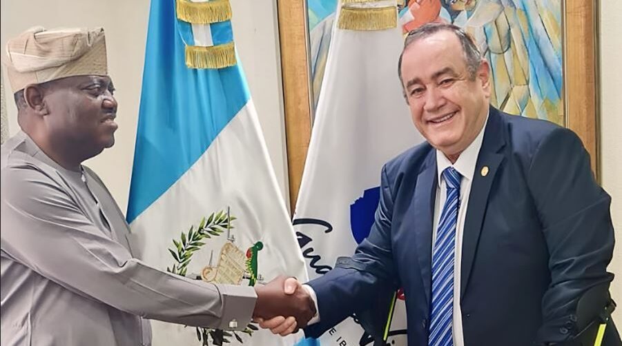 Presidente Alejandro Giammattei con el embajador concurrente de Nigeria, Rafiu Adejare Bello. / Foto: Dickéns Zamora.