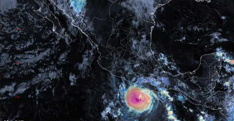 Otis se intensifica a huracán categoría 1 durante su avance al sur de México