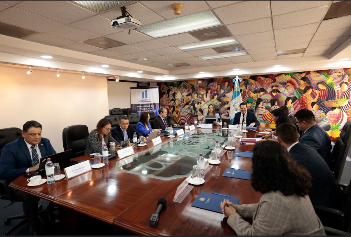 Reunión de autoridades del Mintrab con la comisión de transición del Gobierno electo.