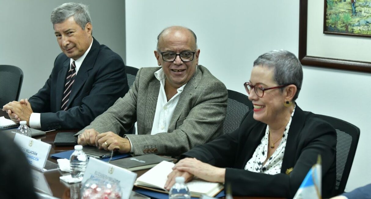 Ministerio de Economía se reúne con delegados del binomio electo