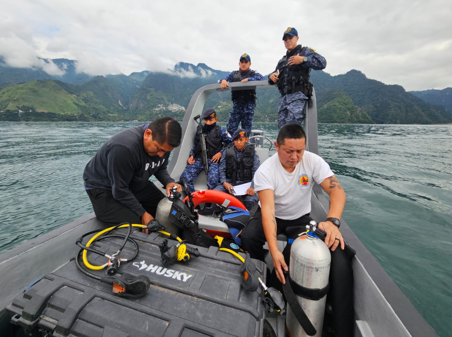 Continúan operaciones de búsqueda de mujer desaparecida en lago de Atitlán