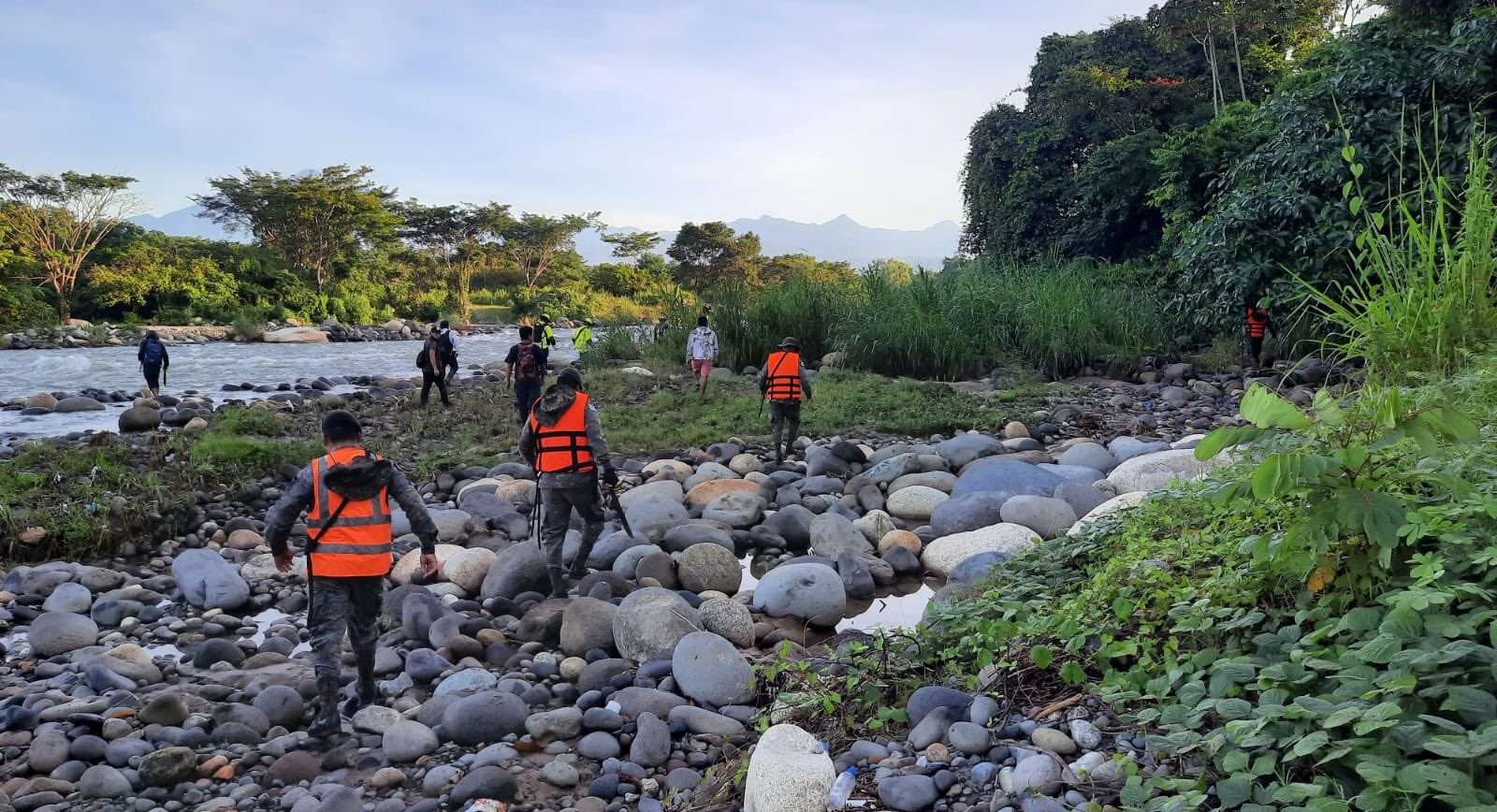 Acciones de búsqueda sobre el río Cabúz. /Foto: Ejército de Guatemala