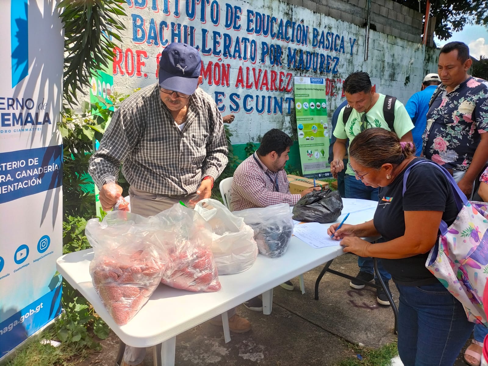 Fortalecen implementación de huertos pedagógicos. /Foto: SESAN
