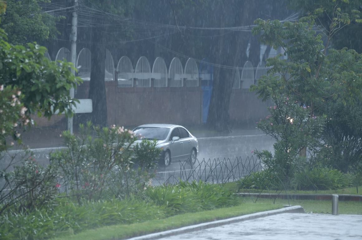 Para este jueves se prevén lluvias con actividad eléctrica