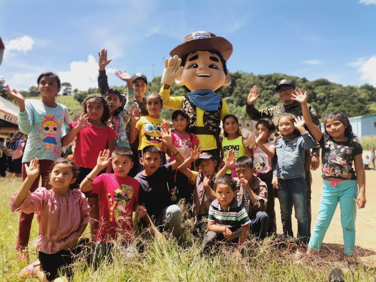 Actividad con niños en aldea Los Anonos, cantón Valencia, Jutiapa. / Foto: Ejército de Guatemala.