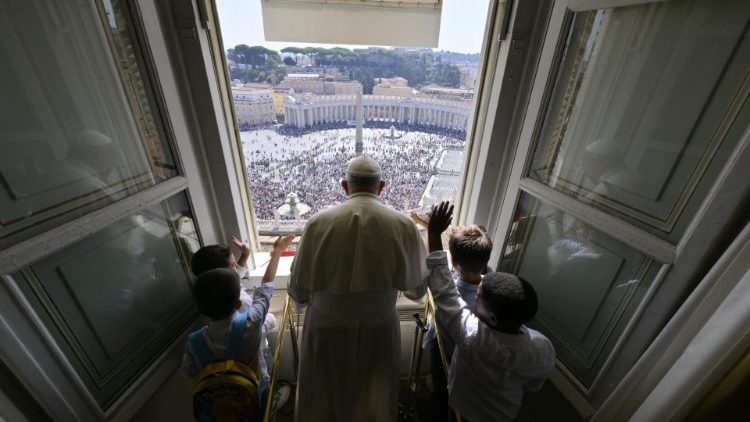 El papa apareció rodeado de niños en el rezo del ángelus. / Foto: Vatican News.