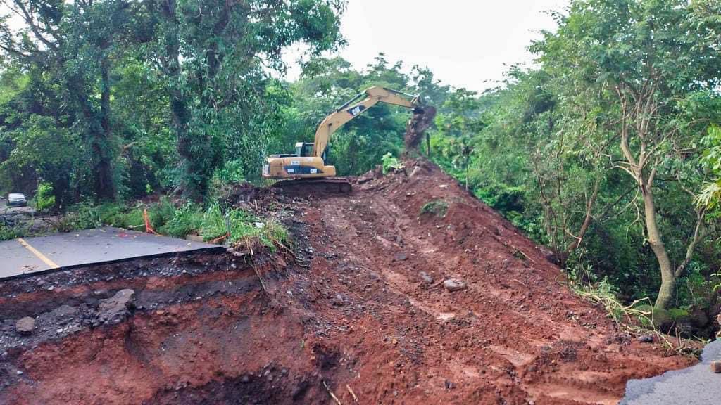 Trabajan para rehabilitar paso vehicular en la entrada a Taxisco, Santa Rosa