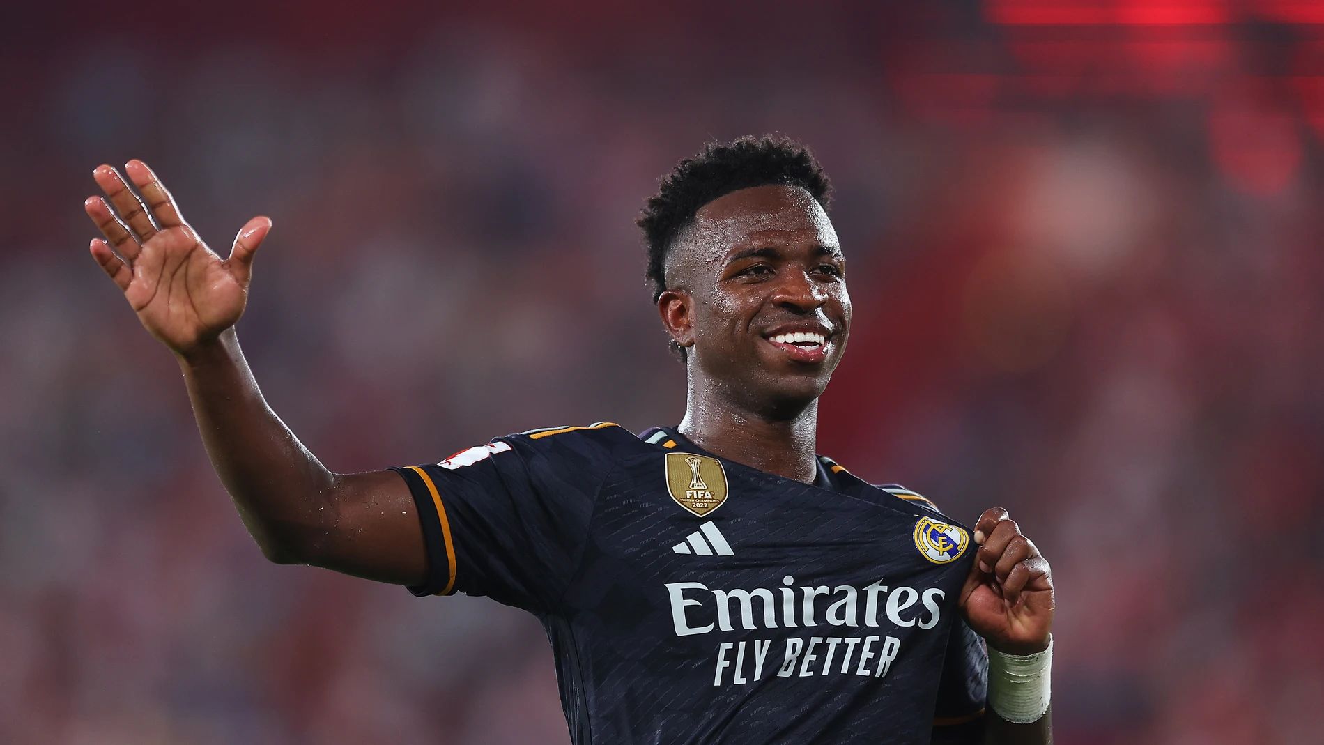 Vinícius iguala a Roberto Carlos