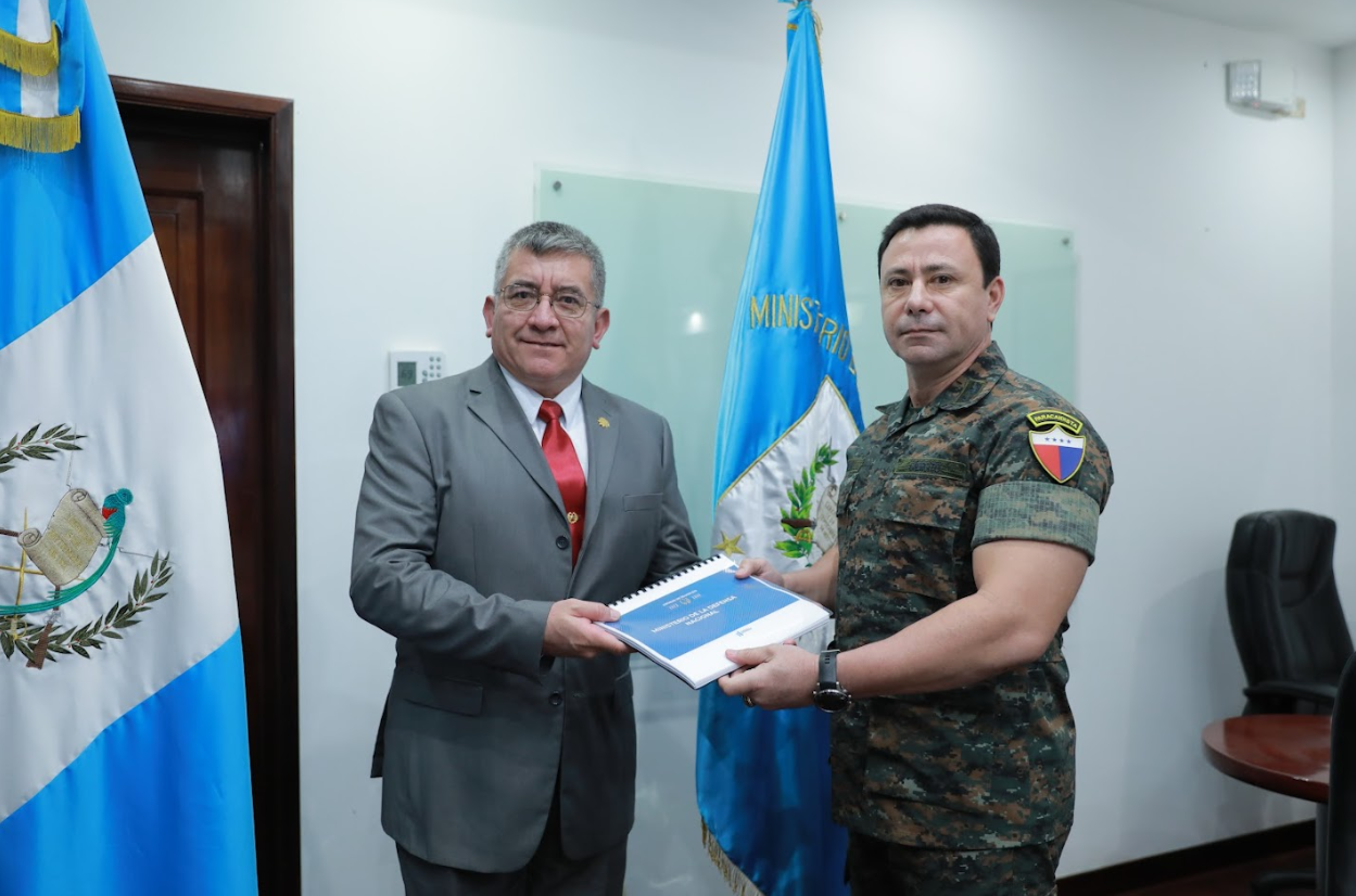 Ministerio de la Defensa Nacional recibe a delegados del binomio electo