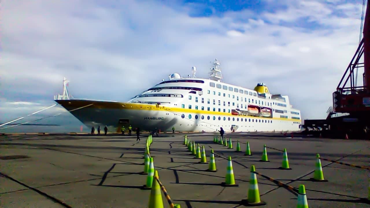 Crucero con turistas arriba a puerto Santo Tomás de Castilla
