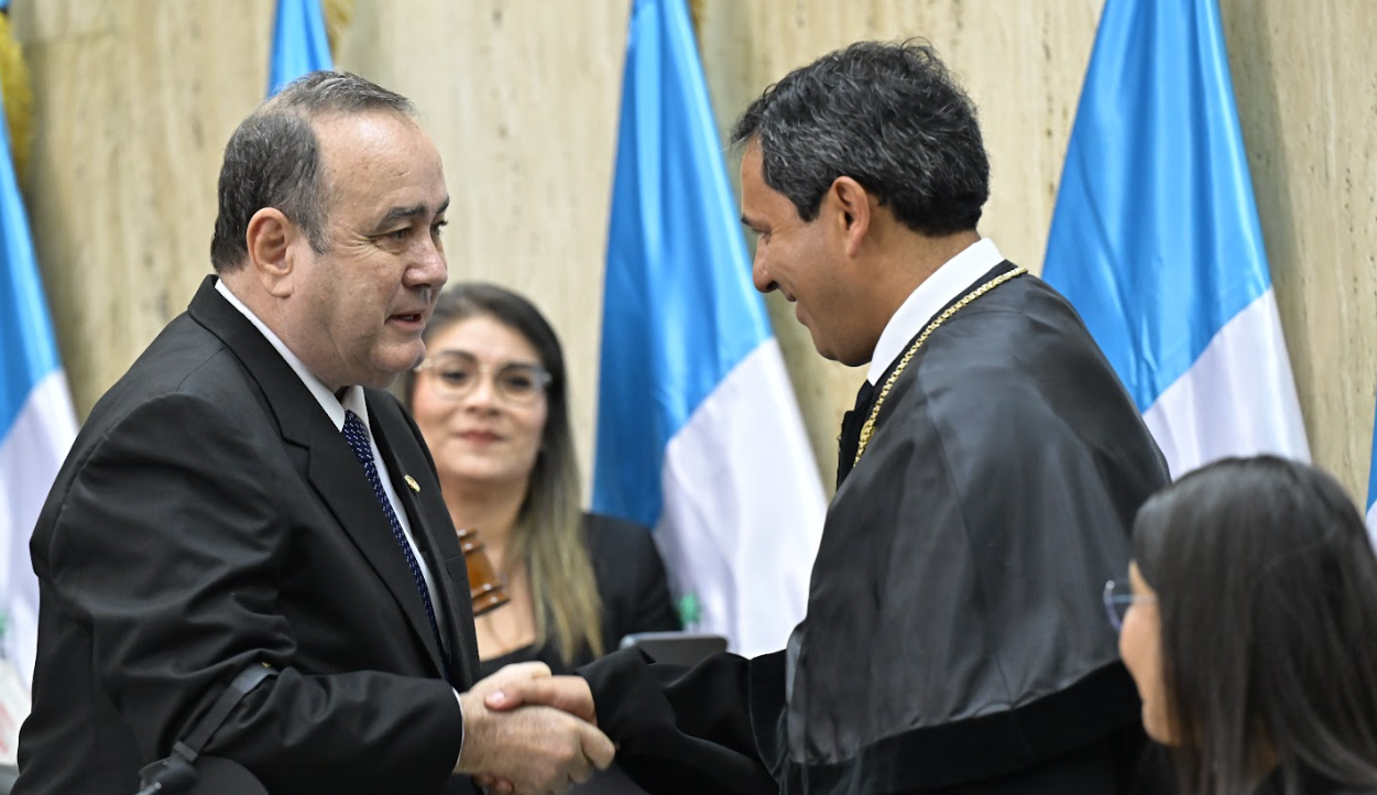 Presidente Alejandro Giammattei impuso insignia y emblema al nuevo presidente del Organismo Judicial. / Foto: Noé Pérez.