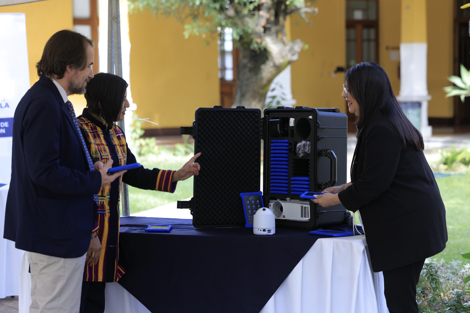 Entregan kits tecnológicos en mejora de la calidad educativa del país
