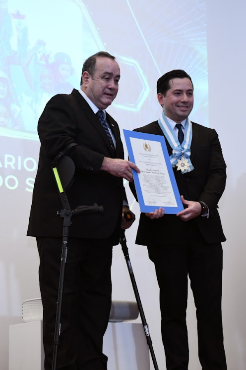 Entrega de la Orden del Patrimonio a Mario Roberto Maldonado Samayoa.