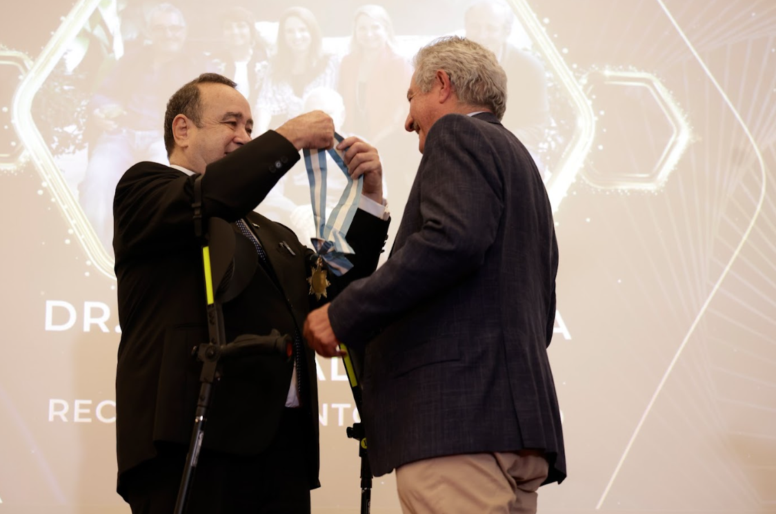 Entrega de la Orden del Patrimonio a la familia de Guillermo Mata.