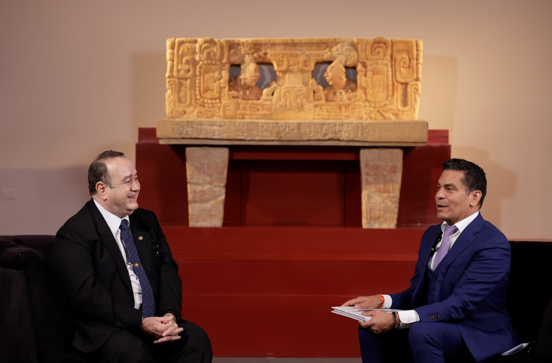 Presidente Giammattei dialogando con el representante de Unesco.