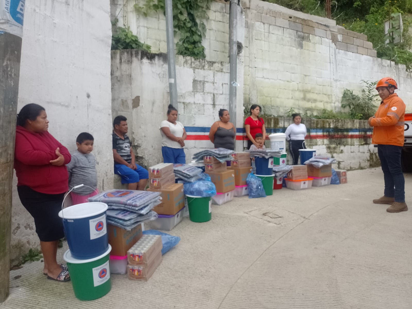 Asisten a familias afectadas por lluvias en Chinautla