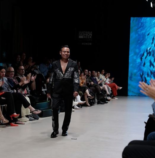 Ricardo Batz en pasarela. Colección Spring Summer 2024. // Foto: Noé Pérez.