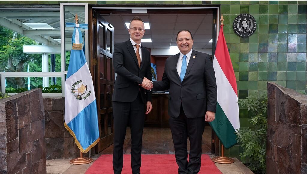 Canciller Mario Búcaro recibe a su homólogo de Hungría. / Foto: José Archila - Minex.