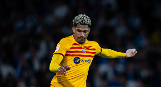 Araujo se disfraza de superhéroe frente a la Real Sociedad