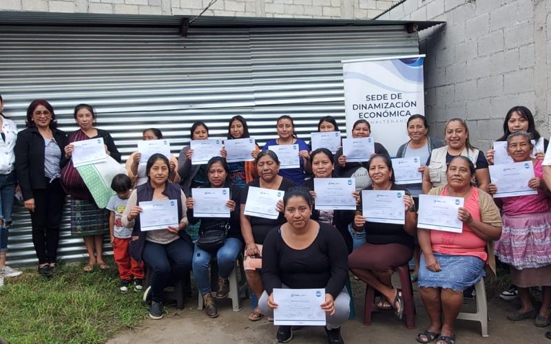 Desarrollan taller con emprendedoras. / Foto: Mineco.